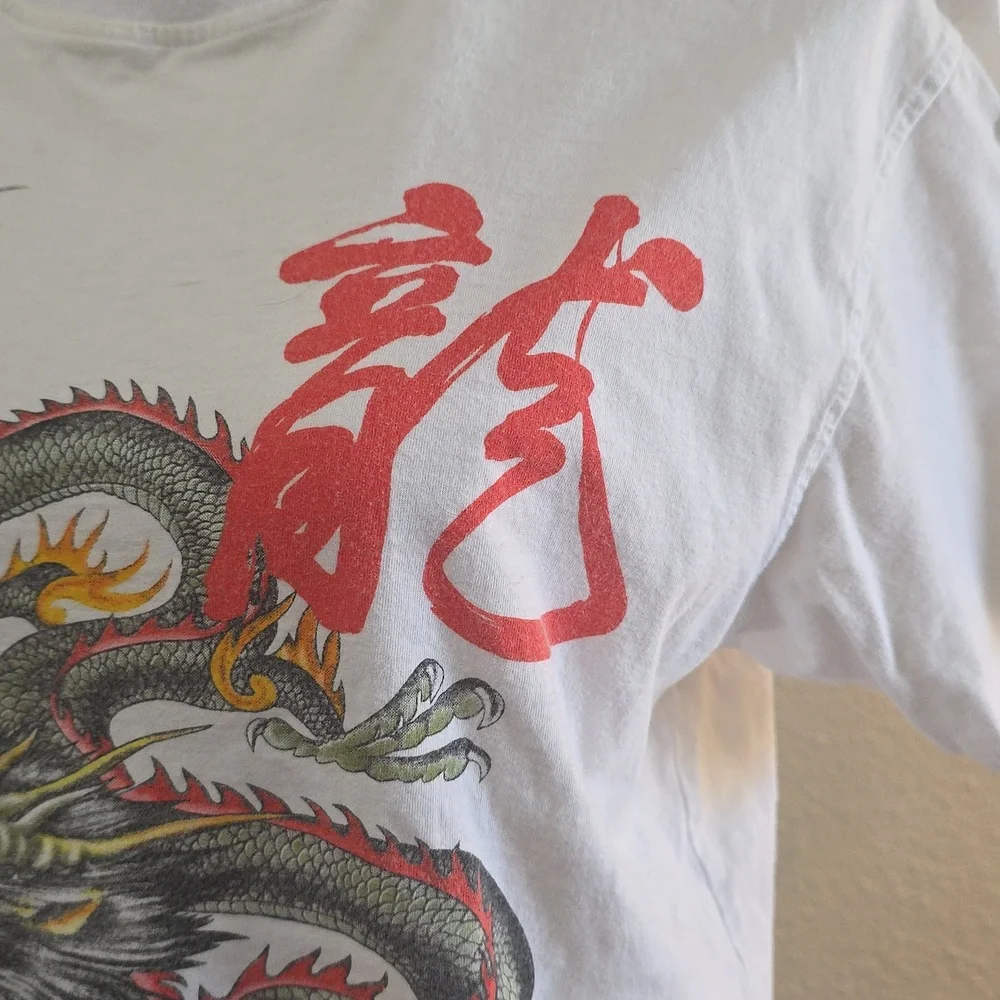 Vintage Hong Kong dragon graphic T-shirt.  - Picture 2 of 7